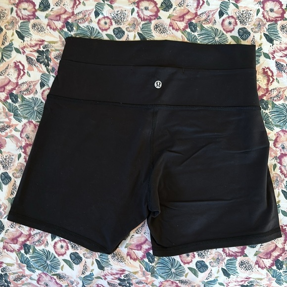 Lululemon Wunder Under Shorts 10 - Picture 2 of 4